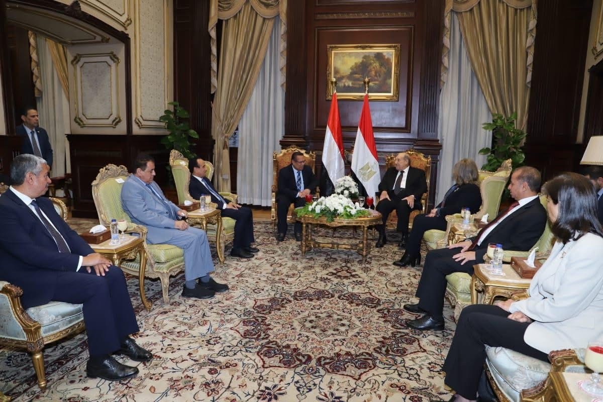 تعزيز العلاقات اليمنية المصرية في لقاء بين رئيسي مجلسي الشورى والشيوخ