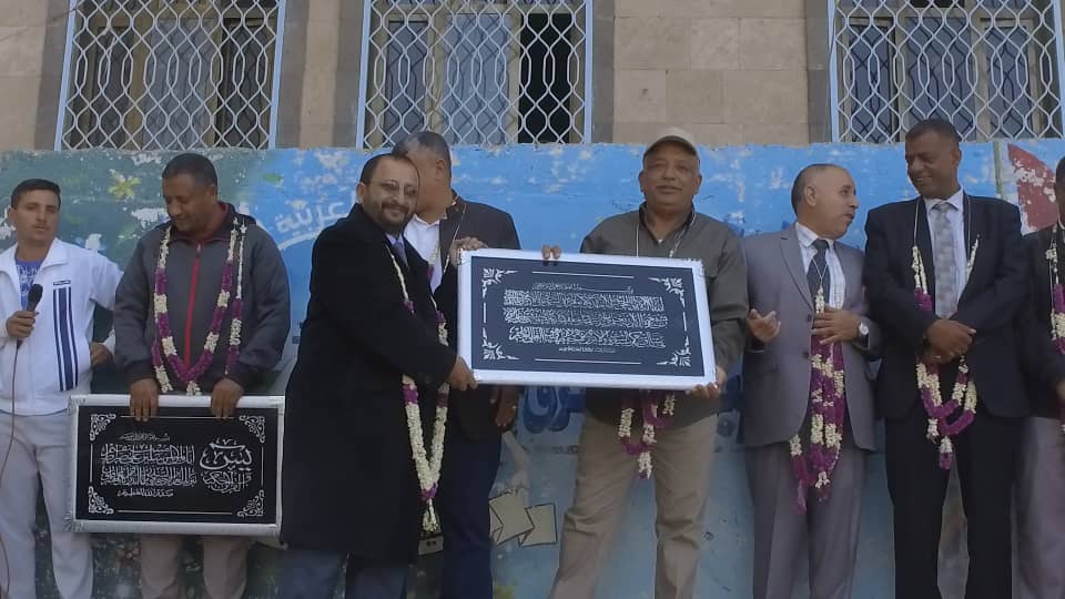 شعب صنعاء يكرم الدكتور المشرقي بدرع النادي