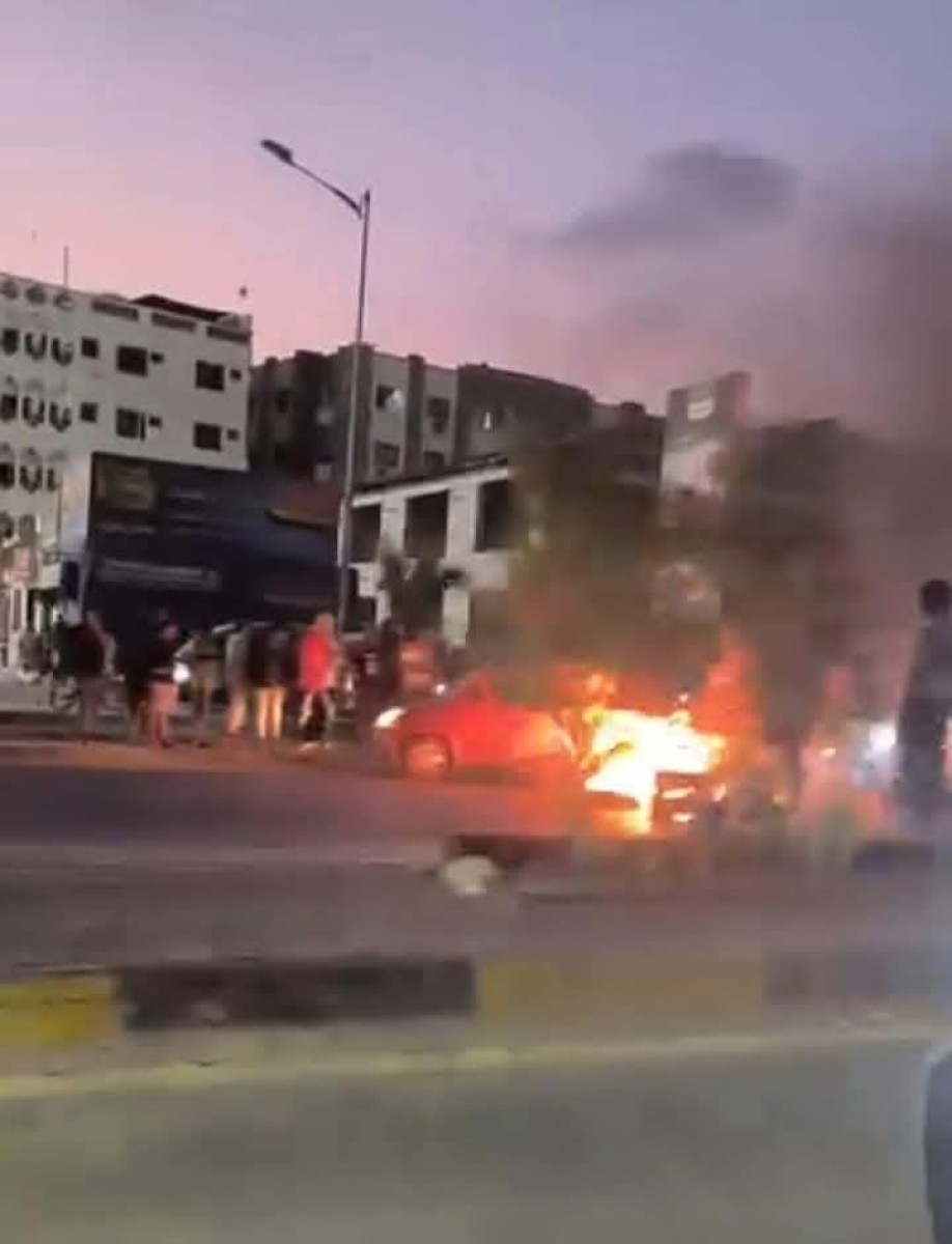 احتجاجات غاضبة وإحراق للإطارات في شوارع عدن بسبب توقف الكهرباء وانهيار الخدمات