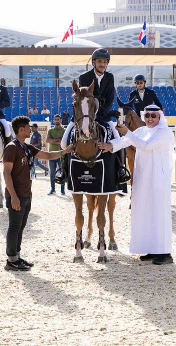 الفارس اليمني محمد بن عفيف يحقق المركز الأول في بطولة لونجين العالمية بالرياض