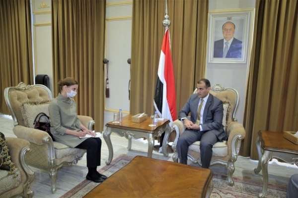 الحكومة تؤكد ضرورة نقل مقر البعثة الأممية إلى مكان محايد في الحديدة