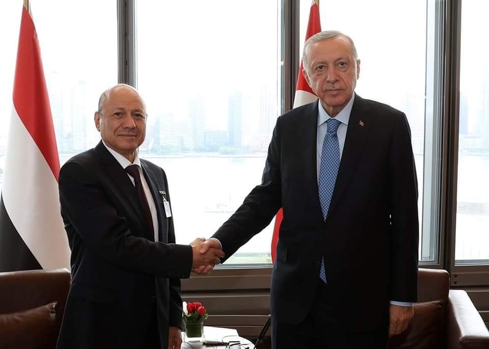 الرئيس العليمي يبحث مع الرئيس التركي العلاقات الثنائية وفرص احلال السلام في اليمن